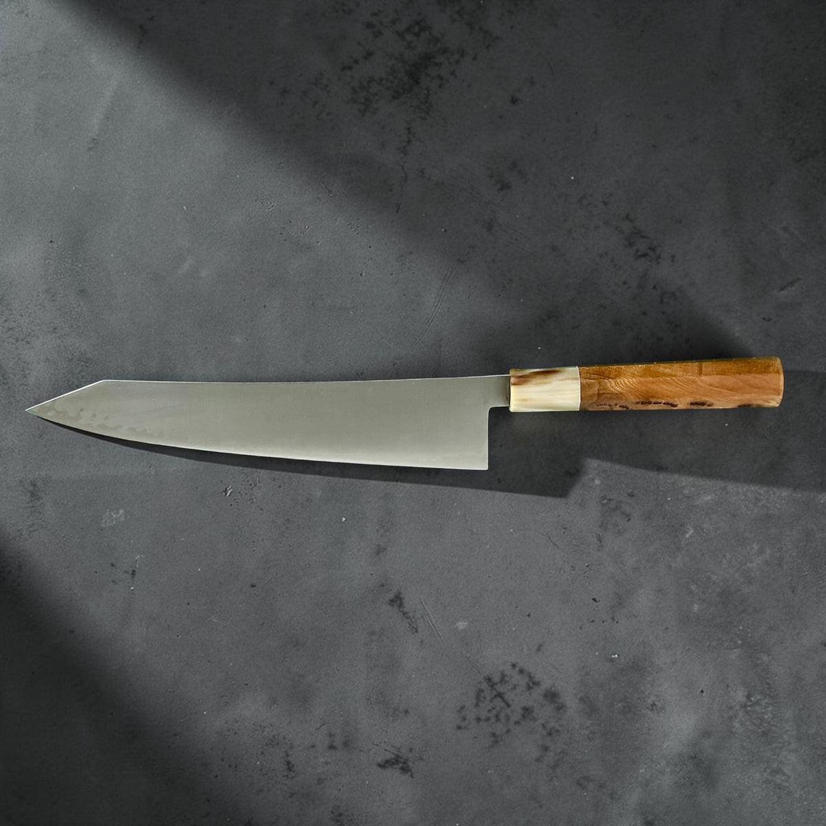 Hatsukokoro Hayabusa ATS-34 Migaki Kiritsuke 240 mm, cipresso e corno, profilo completo della lama, retro #handle_cypress & horn