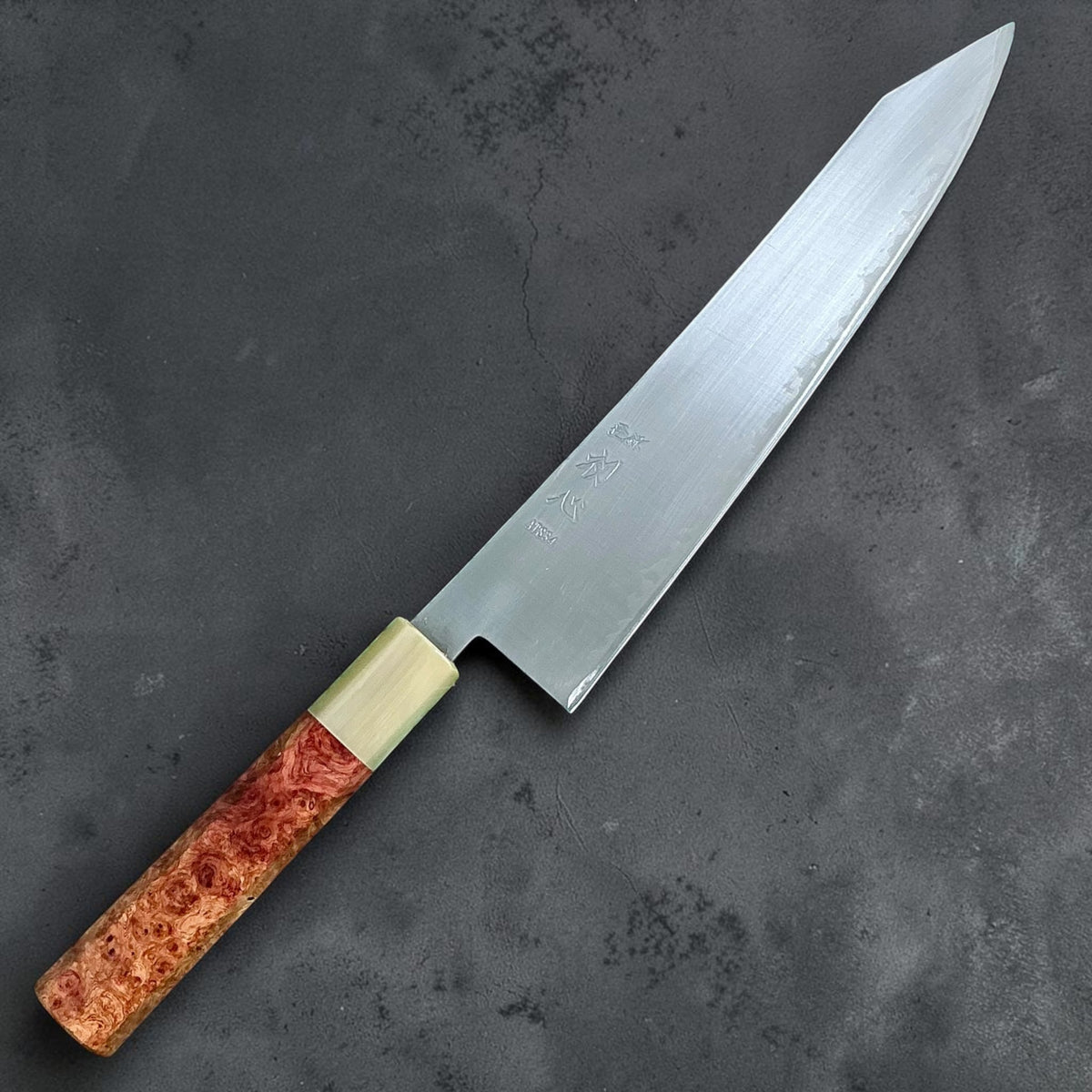 Hatsukokoro Hayabusa ATS-34 Migaki Kiritsuke 240 mm, palissandro e corno, vista frontale #handle_rosewood & horn