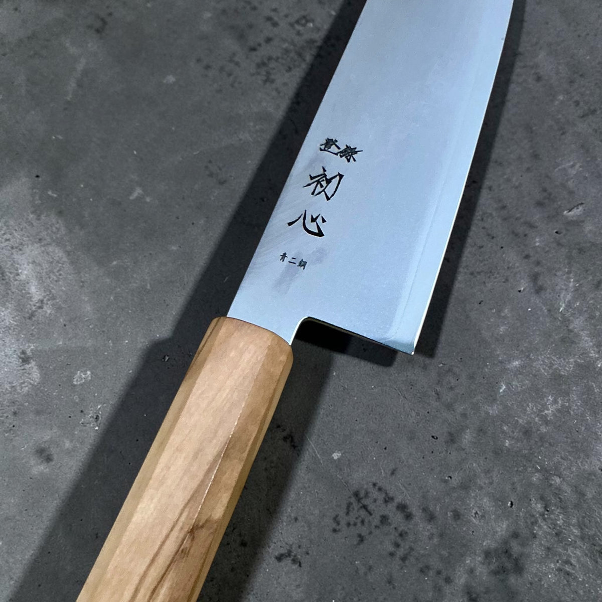 Hatsukokoro Kaijin Blue 2 santoku blade kanji and olive wood handle detail