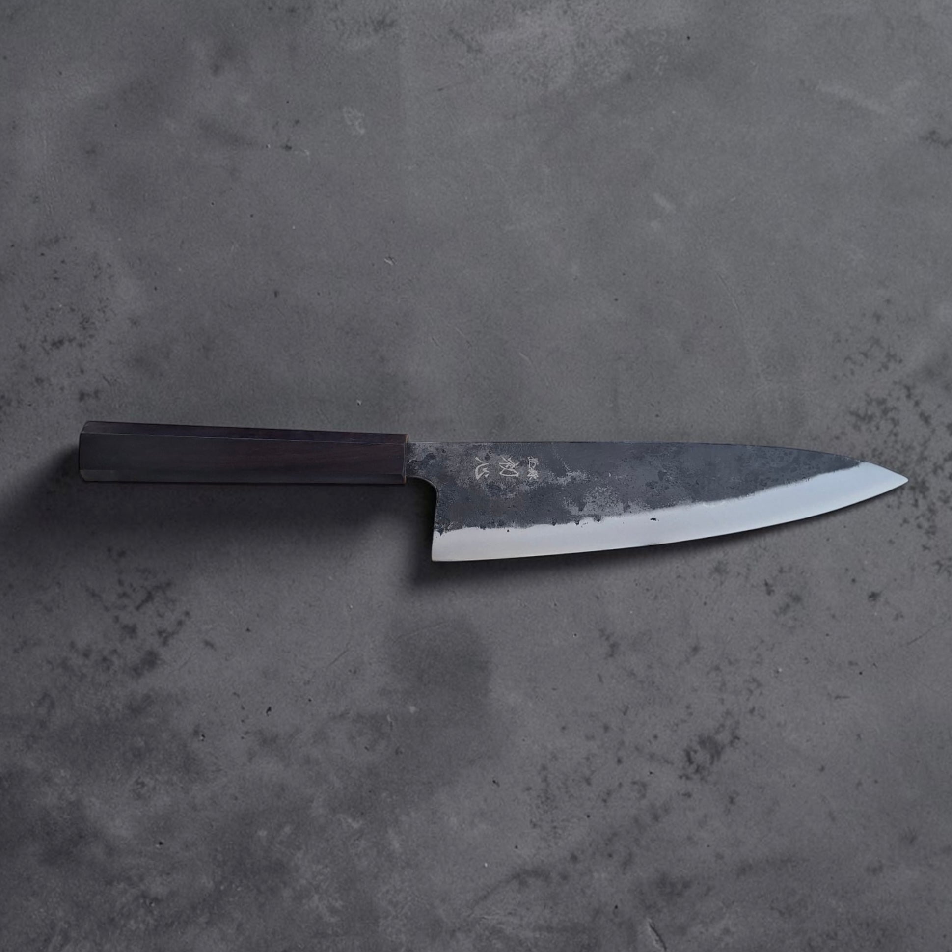 Hatsukokoro Kurogane 210mm gyuto side profile with kurouchi finish