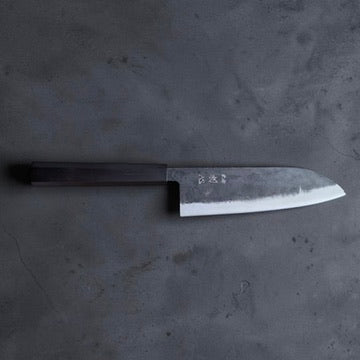 Side profile of the Hatsukokoro Kurogane Blue #2 kurouchi santoku