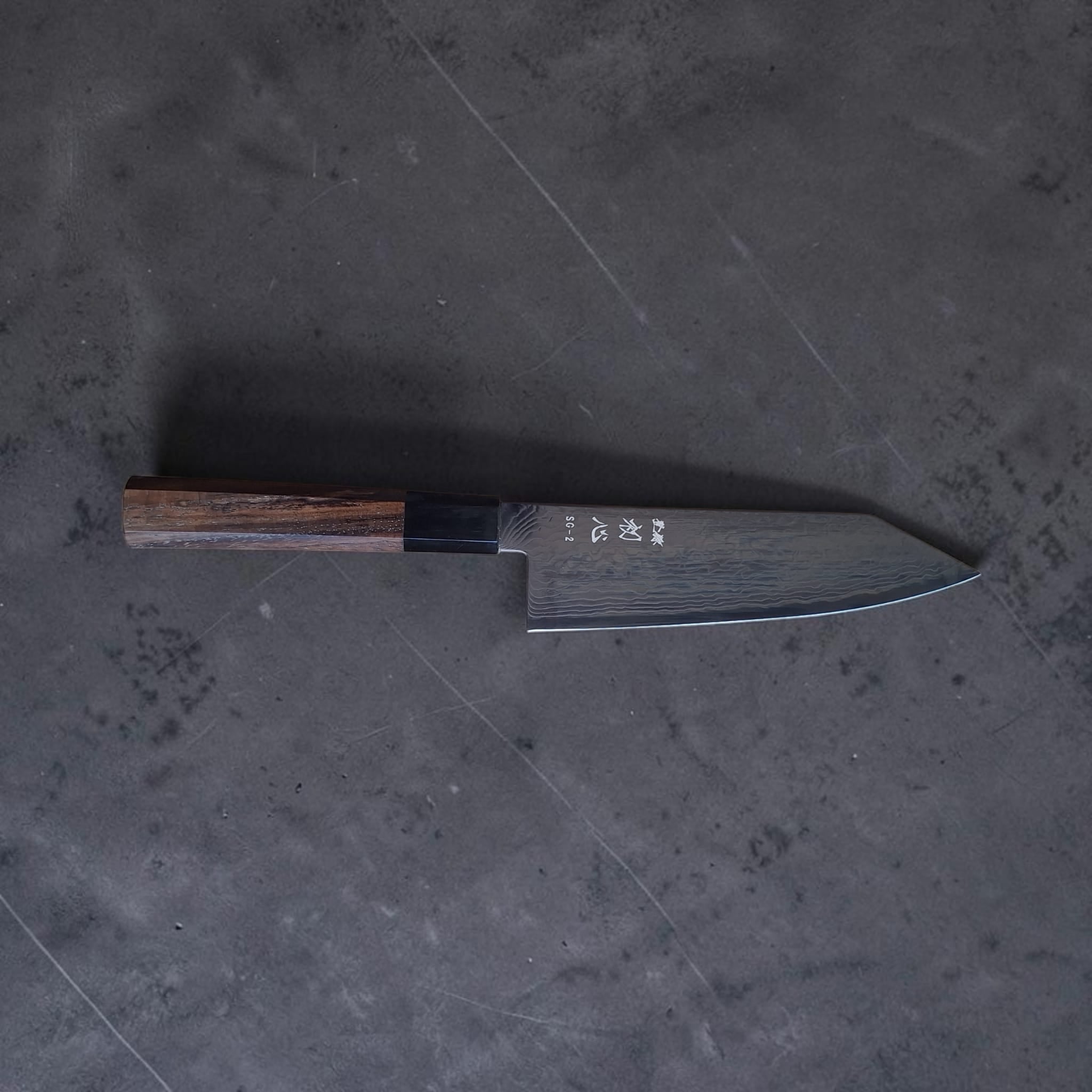 Hatsukokoro Ryuhyo black SG2 Damascus Bunka 180mm with walnut handle, reverse side profile
