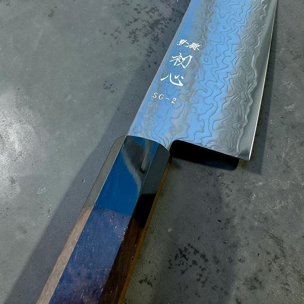 Hatsukokoro Ryuhyo SG2 Black Damascus Gyuto 210mm, close-up of the kanji, SG2 marking and Damascus pattern