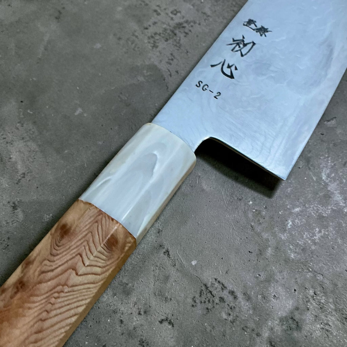 Close view of the Hatsukokoro Ryuhyo SG2 blade and cypress handle with buffalo horn ferrule