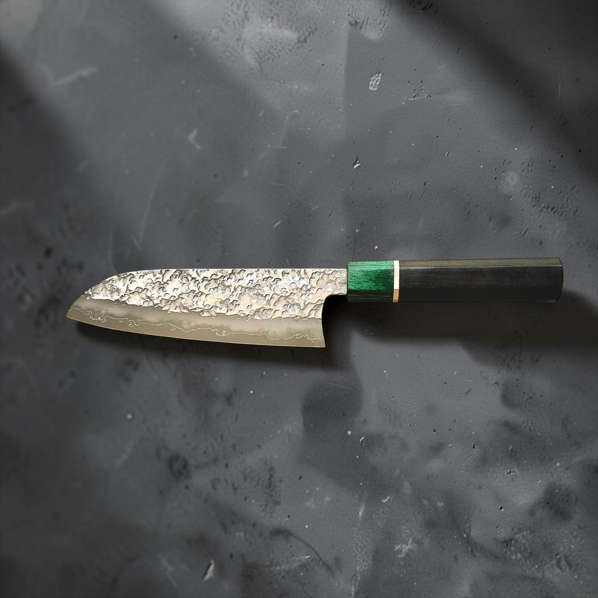 Makoto Kurosaki Samidorizuki SG-STRIX Santoku 165mm con ghiera verde e manico wa ottagonale scuro