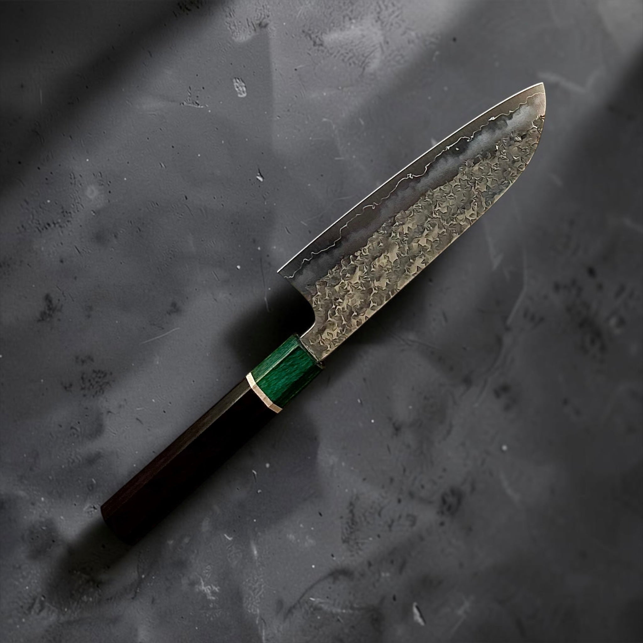 Angewinkelte Ansicht des Makoto Kurosaki SG-STRIX santoku mit gehämmerter Samidorizuki-Oberfläche
