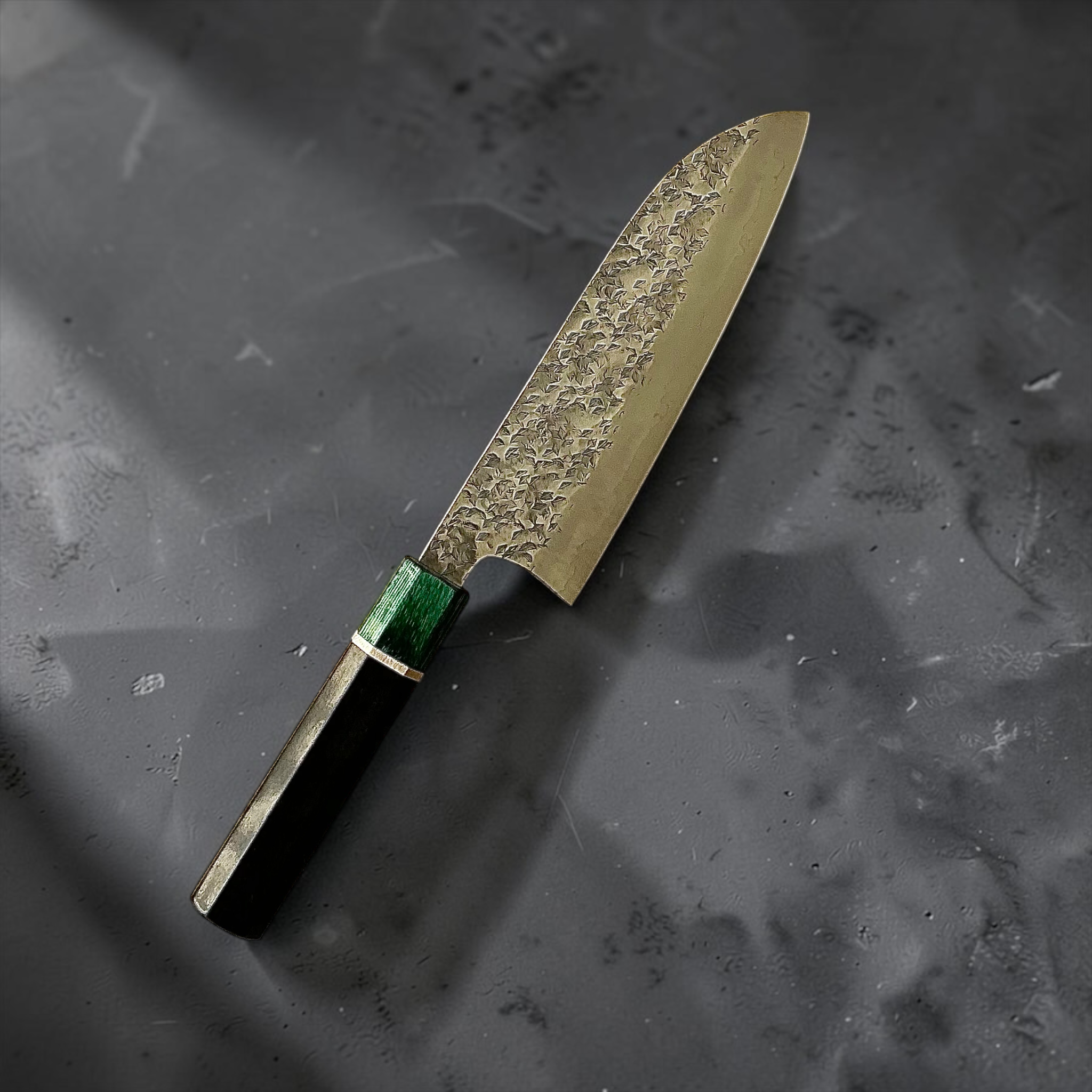 Lato posteriore del Makoto Kurosaki Samidorizuki 165mm santoku con lama rivestita in acciaio inossidabile