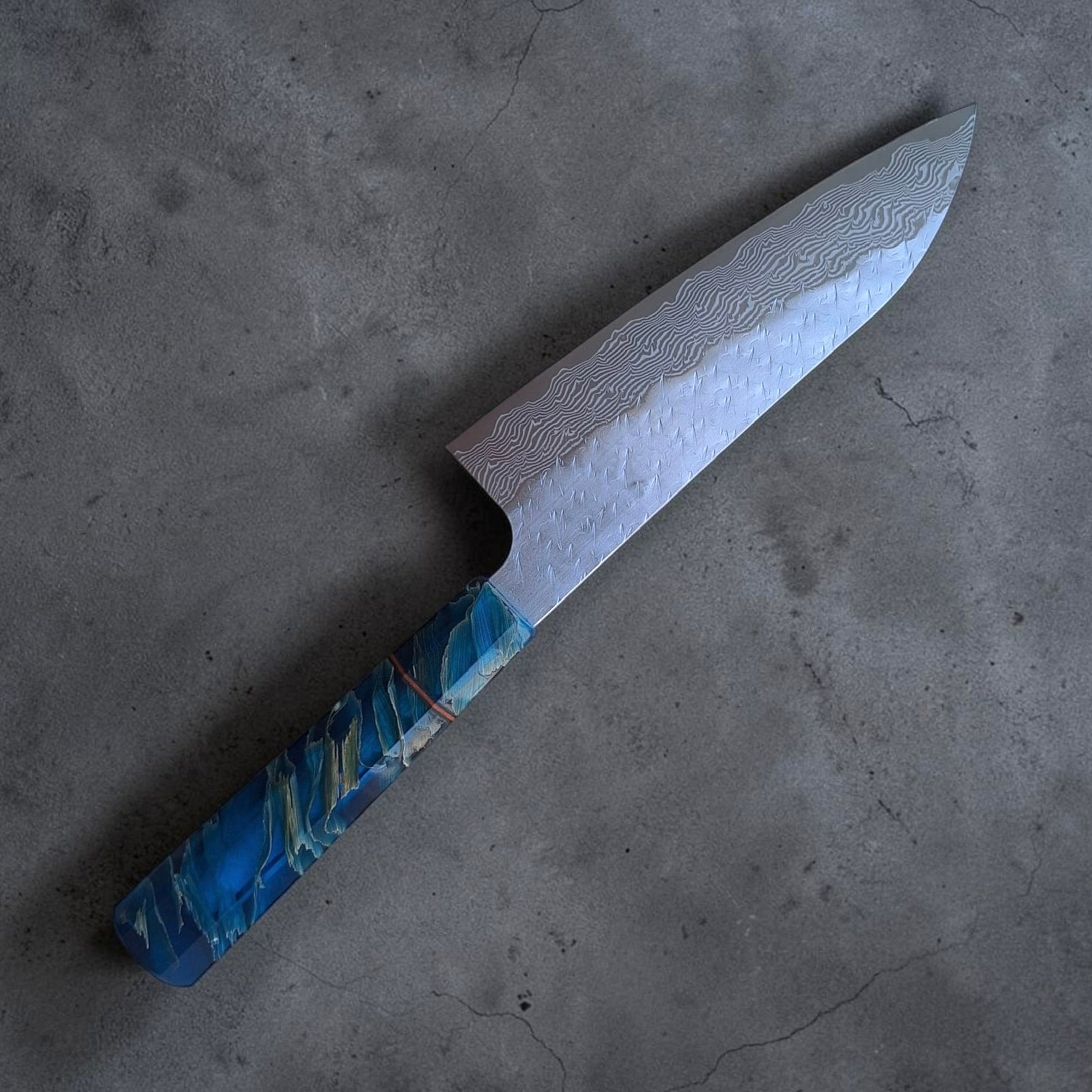 Nigara SG-STRIX Damascus Santoku 165mm with Prisma Knife blue Twistwood handle, reverse side view