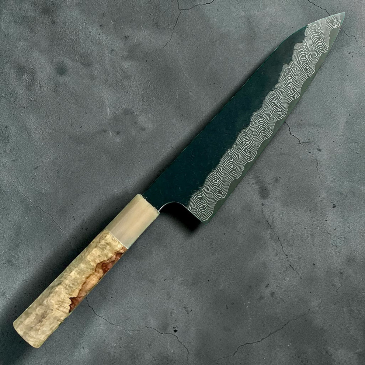 Nigara SG-STRIX Kurouchi Damascus Gyuto 210mm, Amboyna contrasté et corne, vue de face #handle_amboyna contrast & horn