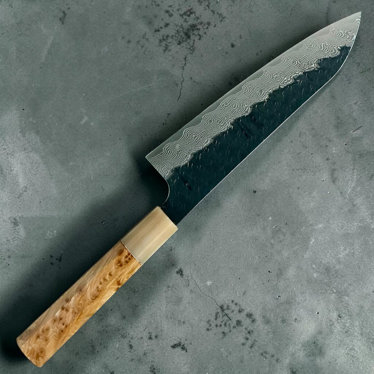 Nigara SG-STRIX Kurouchi Damascus Gyuto 210mm, cyprès et corne, vue arrière #handle_cypress & horn