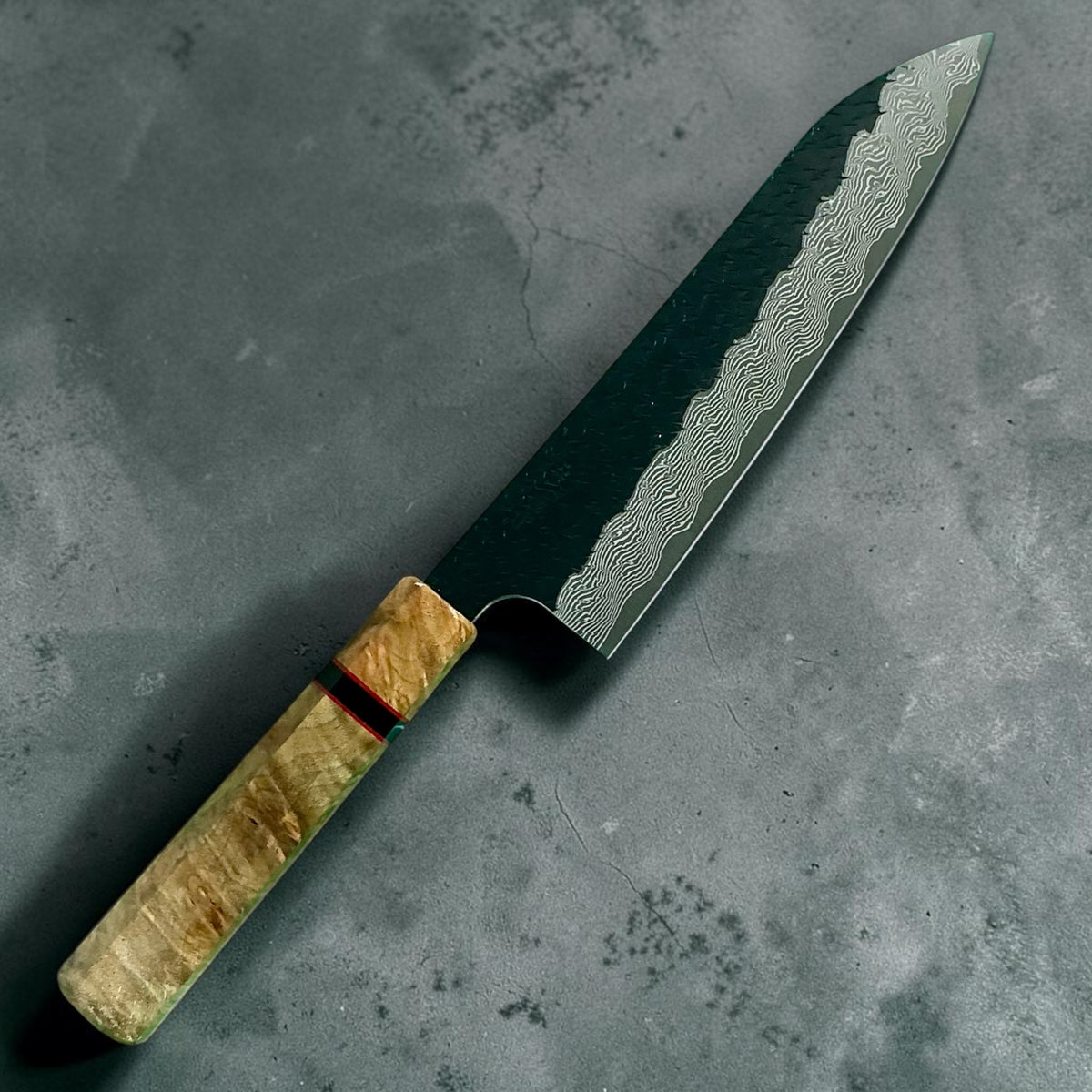 Nigara SG-STRIX Kurouchi Damascus Gyuto 210mm, Prisma goudkleurig wortelhout & accentring, hoofdaanzicht #handle_prisma golden burl & accent ring