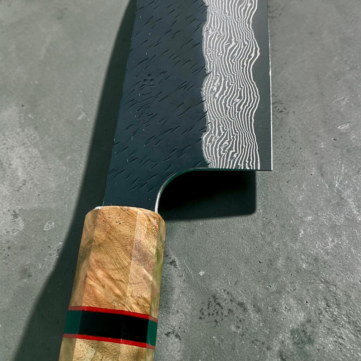 Nigara SG-STRIX Kurouchi Damascus Gyuto 210mm, manche Prisma en loupe dorée avec bague décorative, détail de la lame et de la bague #handle_prisma golden burl & accent ring