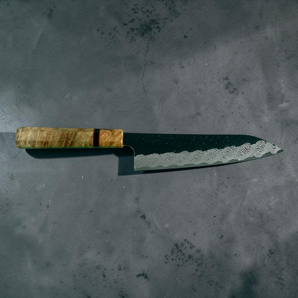 Nigara SG-STRIX Kurouchi Damascus Gyuto 210mm, manche Prisma en loupe dorée avec bague décorative, vue d’ensemble #handle_prisma golden burl & accent ring