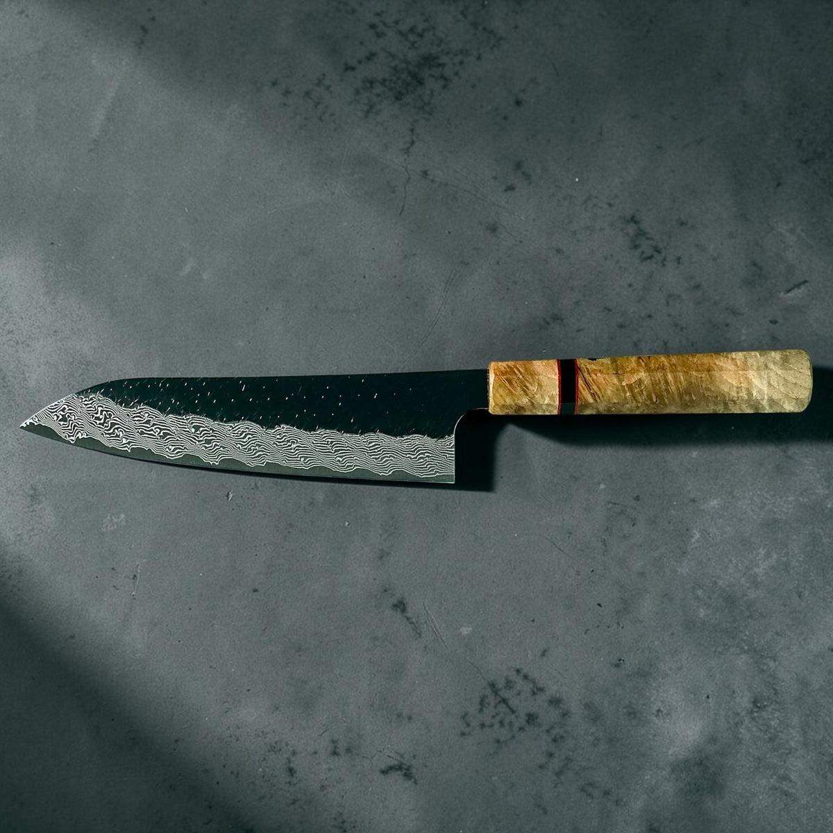 Nigara SG-STRIX Kurouchi Damascus Gyuto 210mm, manche Prisma en loupe dorée avec bague décorative, vue arrière complète #handle_prisma golden burl & accent ring