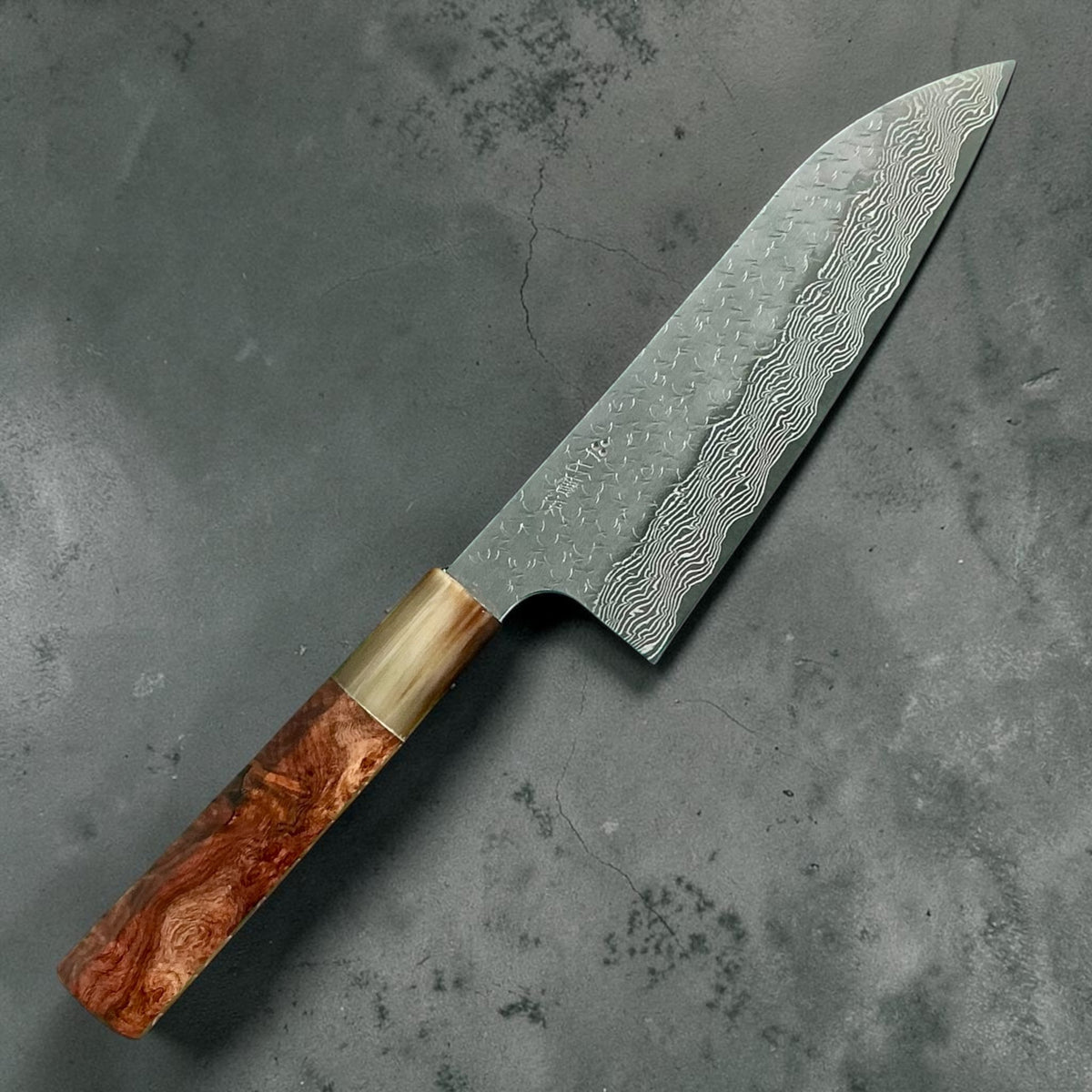 Nigara SG-STRIX Damascus Santoku 165mm avec amboyna rouge et manche en corne, vue de face #handle_red amboyna & horn