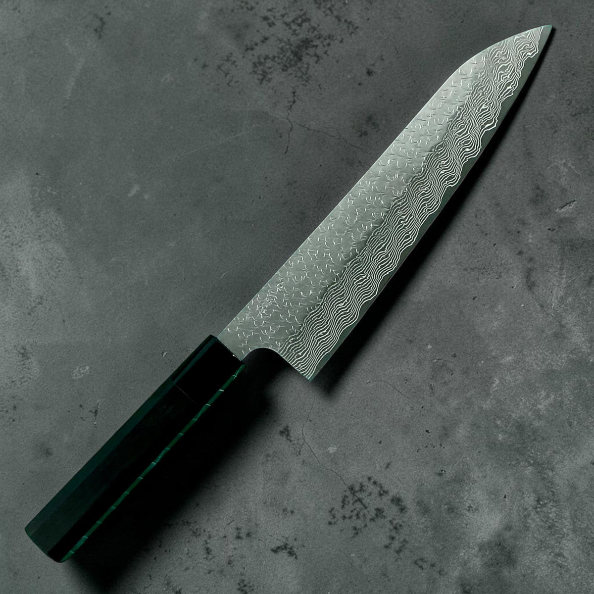 Nigara STRIX Tsuchime Damascus Gyuto 240mm met handvat van massief ebbenhout en hoorn, schuin aanzicht van het volledige mes