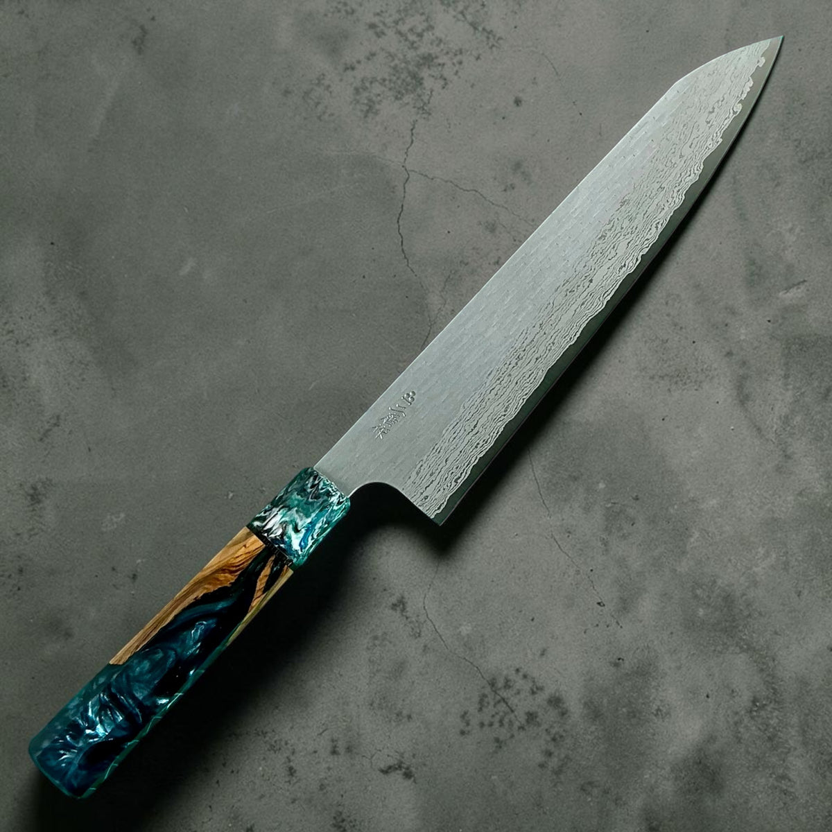 Nigara VG-XEOS Tsuchime Gyuto 255mm con manico Prisma Lagoon, vista frontale #handle_prisma lagoon