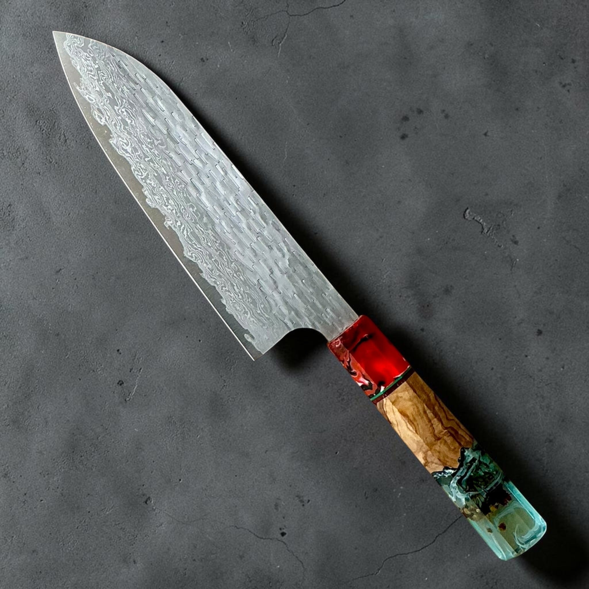 Nigara VG-XEOS polished tsuchime santoku 170mm with red-aqua Prisma custom handle, reverse view.
