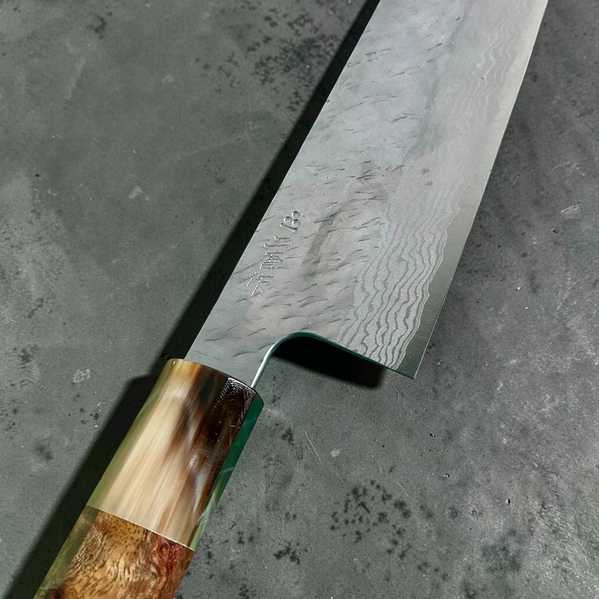 Nigara VG10 Gyuto 210mm, Amboyna & corno contrasto No. 1, lama e dettagli della ghiera in corno #handle_amboyna & horn contrast no. 1