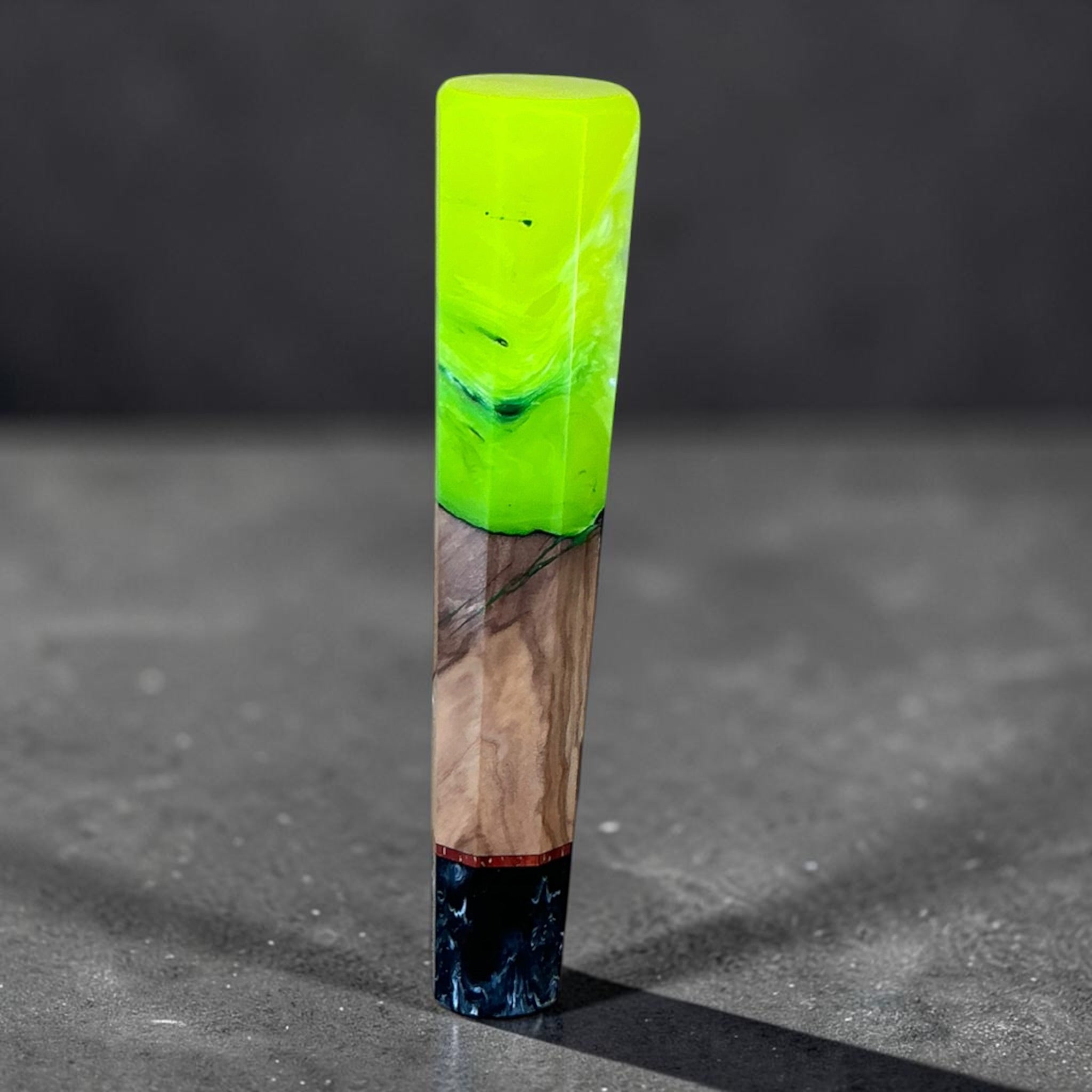 Manico wa personalizzato Prisma Colour Madness — Toxic Lime in resina verde neon, legno naturale e ghiera blu
