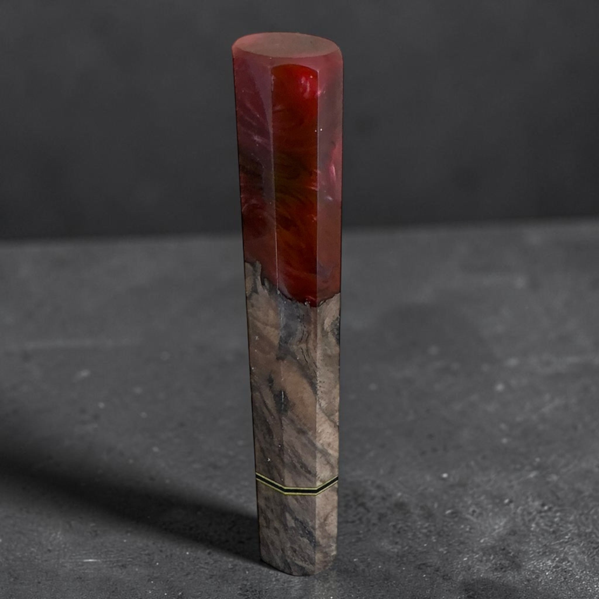 Manico wa personalizzato Prisma Colour Madness — Crimson Ember in resina rossa e legno marezzato