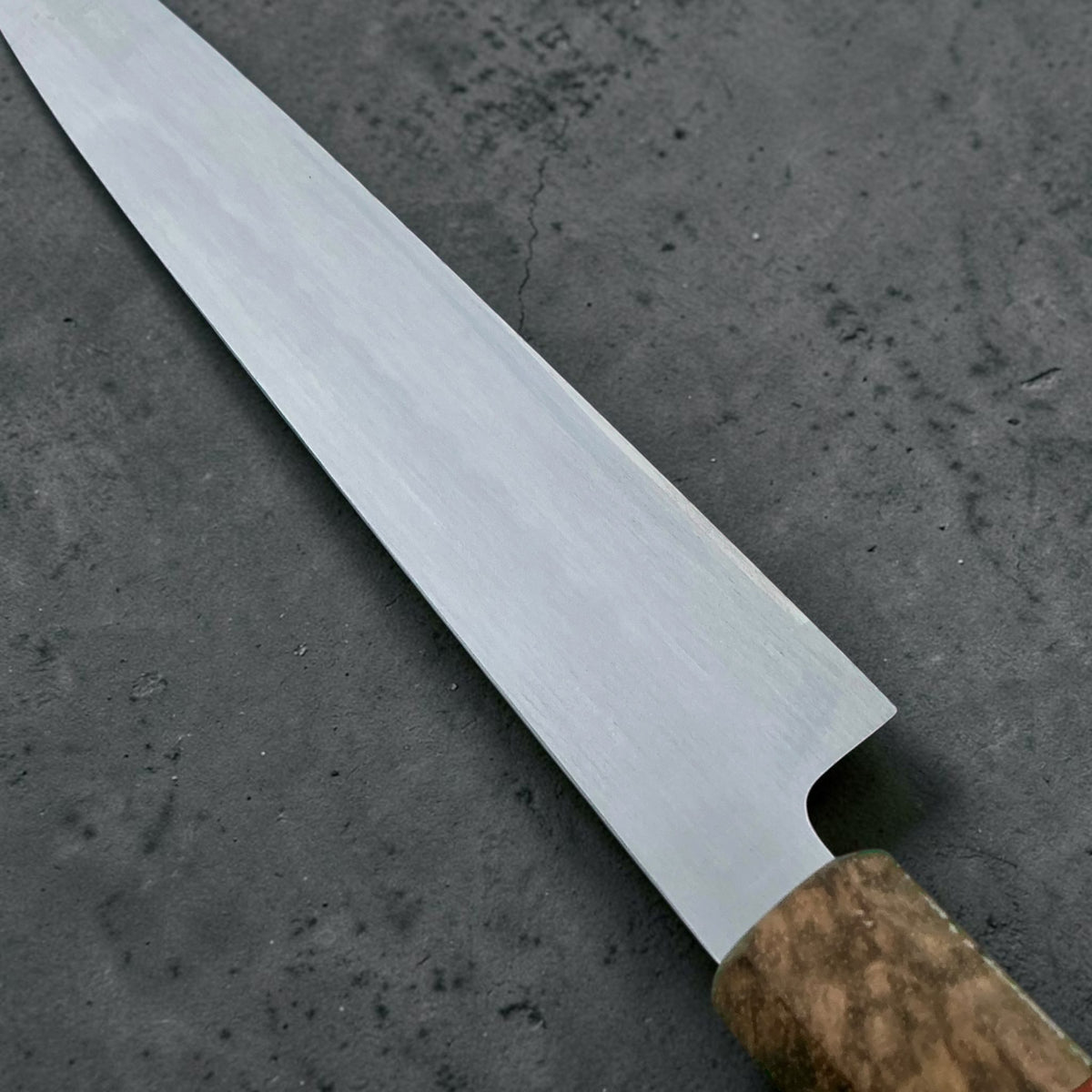 Sakai Hokushin Aogami No. 2 Honyaki Wa-Sujihiki 275mm, finition de la lame inversée et détail au talon, avec manche Prisma #handle_prisma handle