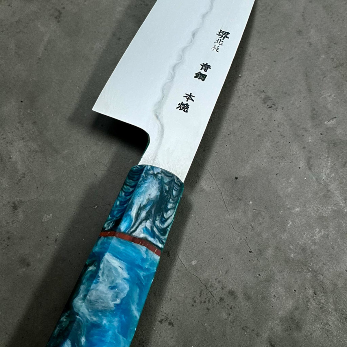 Sakai Hokushin Ikeda x Nomura Blue No. 2 oil-honyaki gyuto 245mm, engraving and Prisma handle close-up #handle_prisma handle