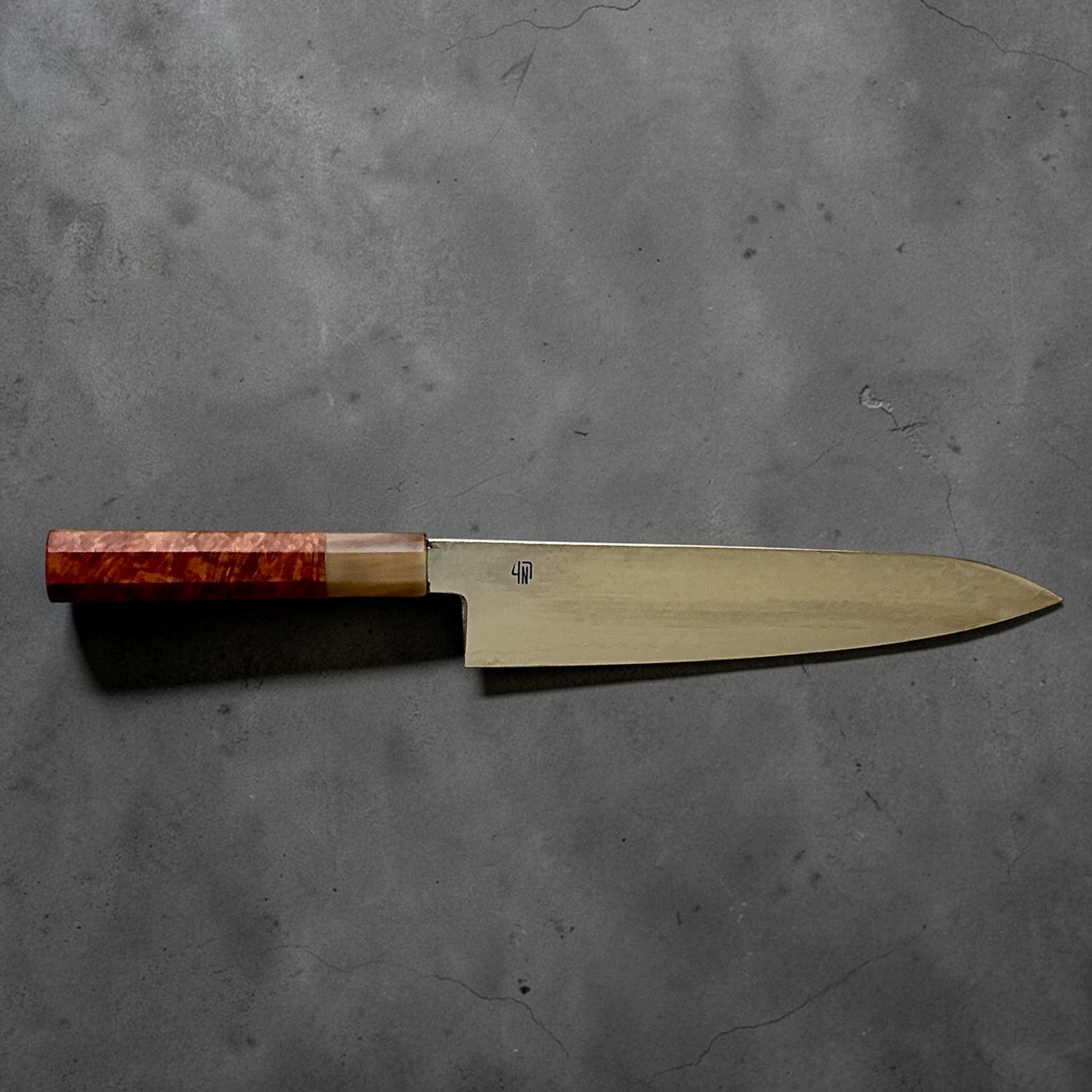 Sakamoto-Ginsan #3 Damascus Gyuto 210mm, full side profile with octagonal amboyna burl and blonde horn handle.