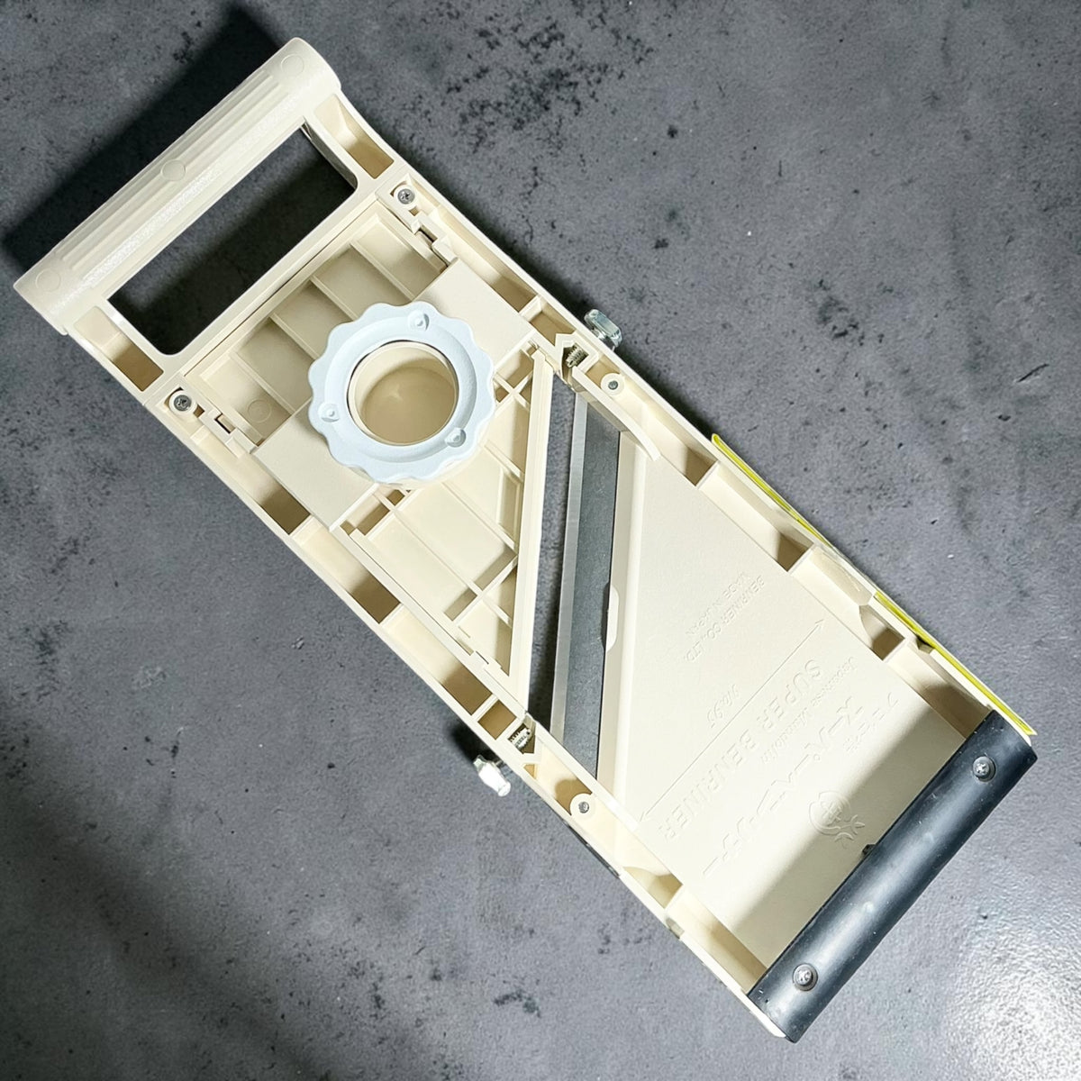 Super Benriner Classic underside with slicing thickness adjustment dial