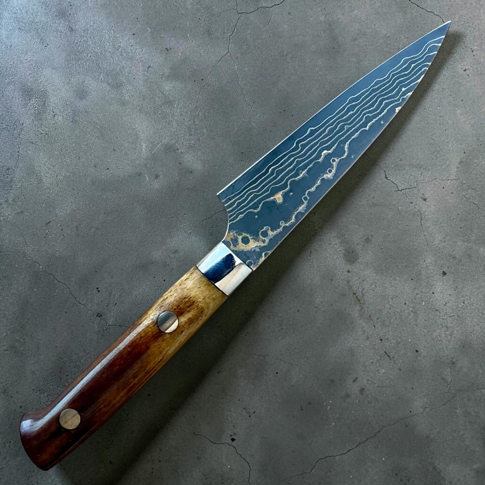 Takeshi Saji VG-10 Gold Damascus Petty 90 mm, dettaglio della lama e del manico in osso bovino.