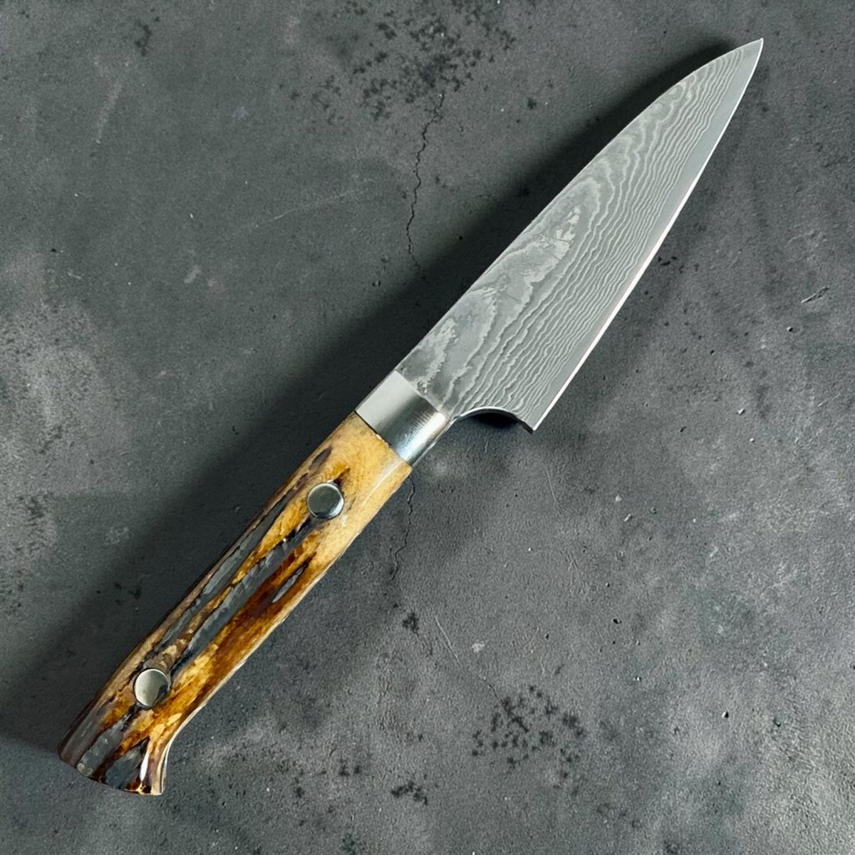 Takeshi Saji VG-10 Kuro Damascus Petty 90 mm – opposite side of the full knife at an angle