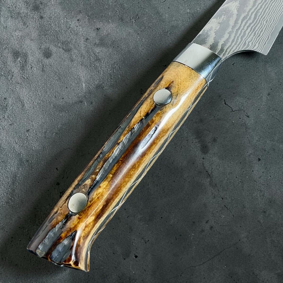 Takeshi Saji VG-10 Kuro Damascus Petty 90 mm – close-up of the deer bone handle and two rivets