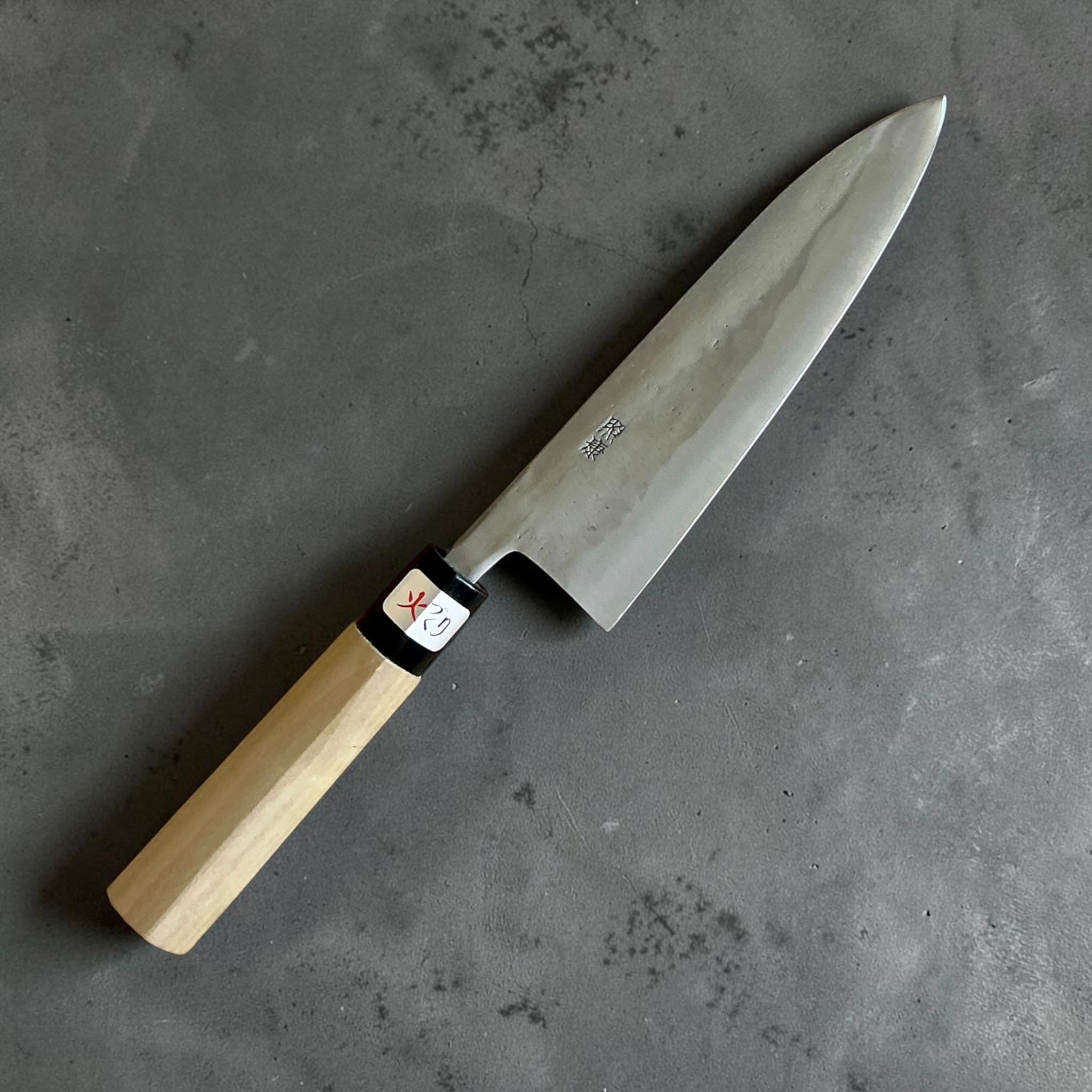 Teruyasu Fujiwara White #1 Nashiji Gyuto 180mm, vista anteriore angolata
