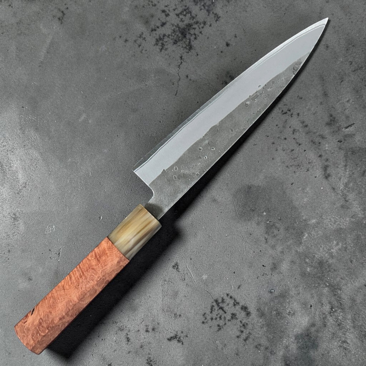 Tokushu Knife Blue No. 2 Nashiji Hiraki 165 mm con manico in Amboyna e corno di bufalo wa, vista lama ad angolo #handle_amboyna & buffalo horn