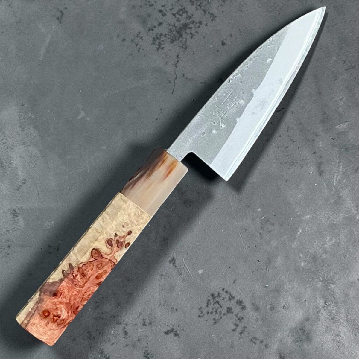 Tokushu Knife stainless clad Blue No. 2 Nashiji 105 mm, Amboyna & buffelhoorn, vooraanzicht #handle_amboyna & buffalo horn