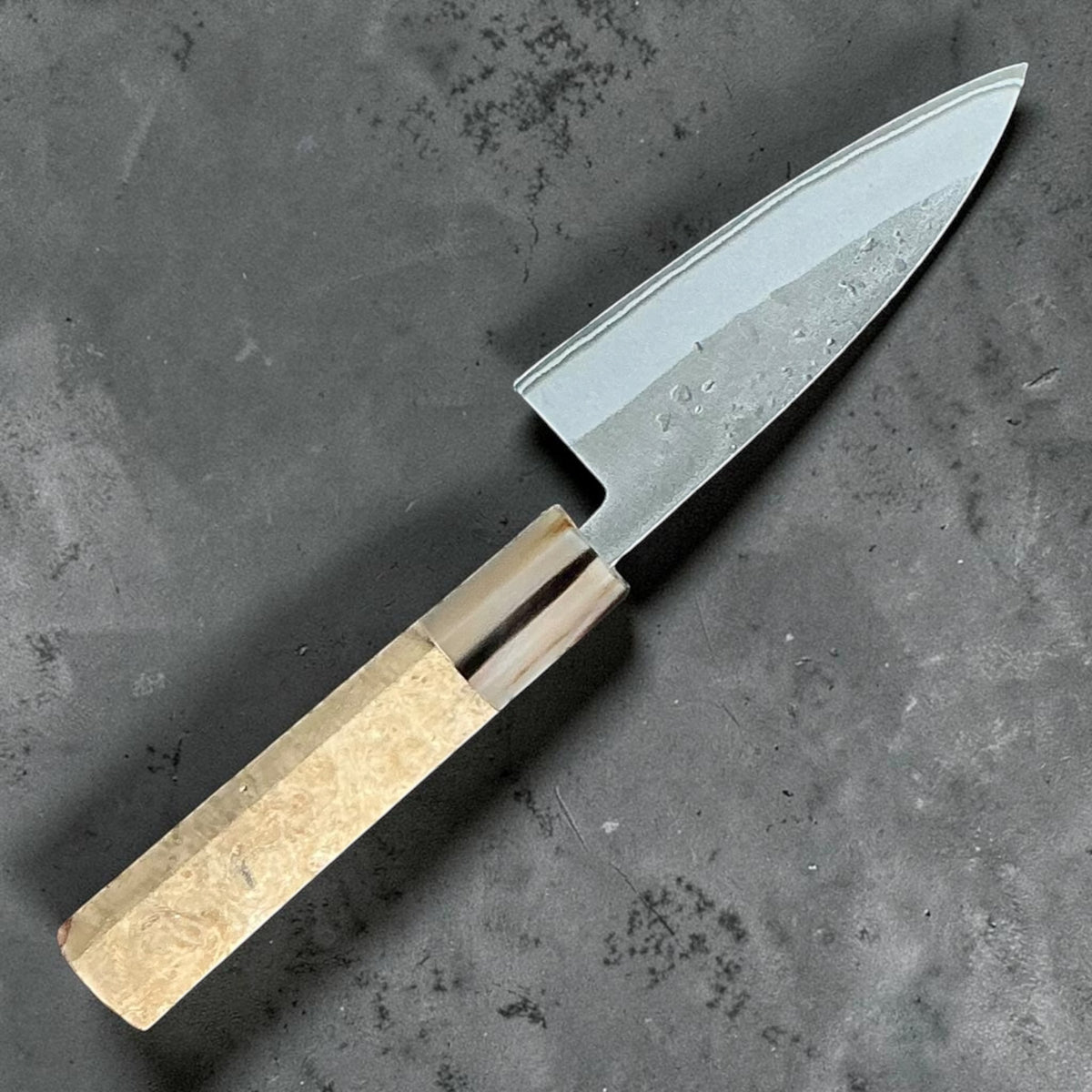 Tokushu Knife stainless clad Blue No. 2 Nashiji 105 mm, Amboyna & buffelhoorn, achteraanzicht #handle_amboyna & buffalo horn