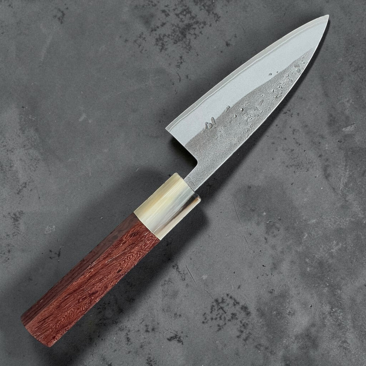 Tokushu Knife stainless clad Blue No. 2 Nashiji 105 mm met wa-handvat van palissander en buffelhoorn, schuin achteraanzicht #handle_rosewood & buffalo horn