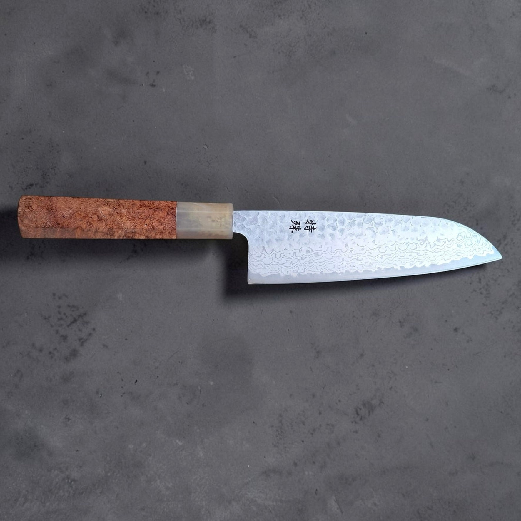 Full side profile of Tokushu Knife Ginsan #3 tsuchime Damascus santoku 165mm with amboyna burl handle