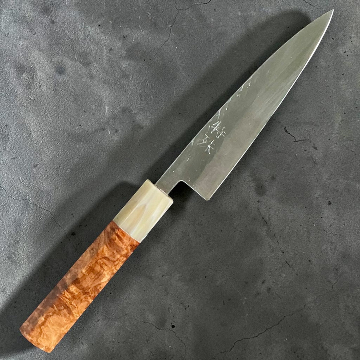 Tokushu Knife Hammertone SLD Petty 135mm, amboyna & buffelhoorn, volledig mes aan de zijde met gravure #handle_amboyna & buffalo horn