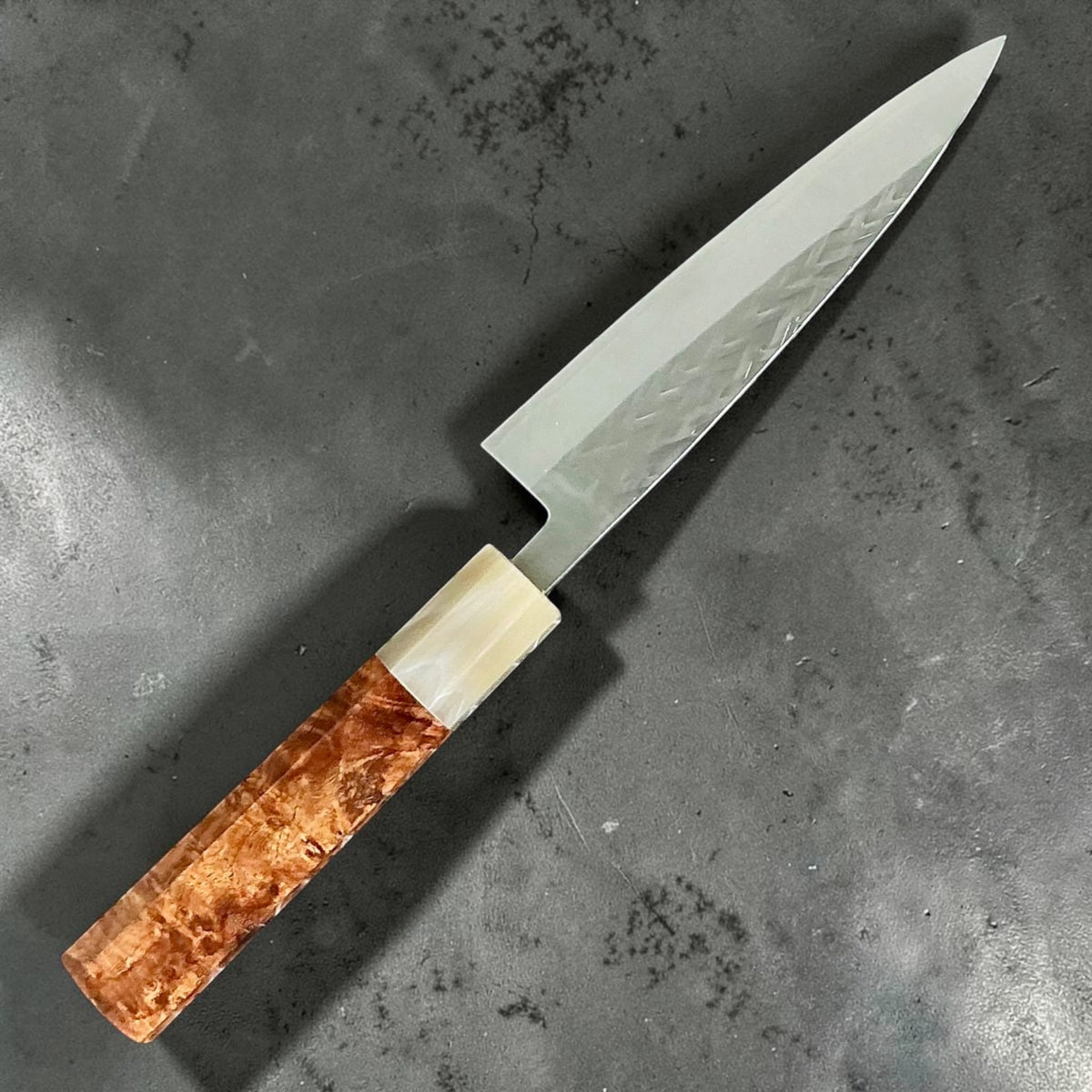 Tokushu Knife Hammertone SLD Petty 135mm, amboyna & buffelhoorn, volledig mes aan de achterzijde #handle_amboyna & buffalo horn