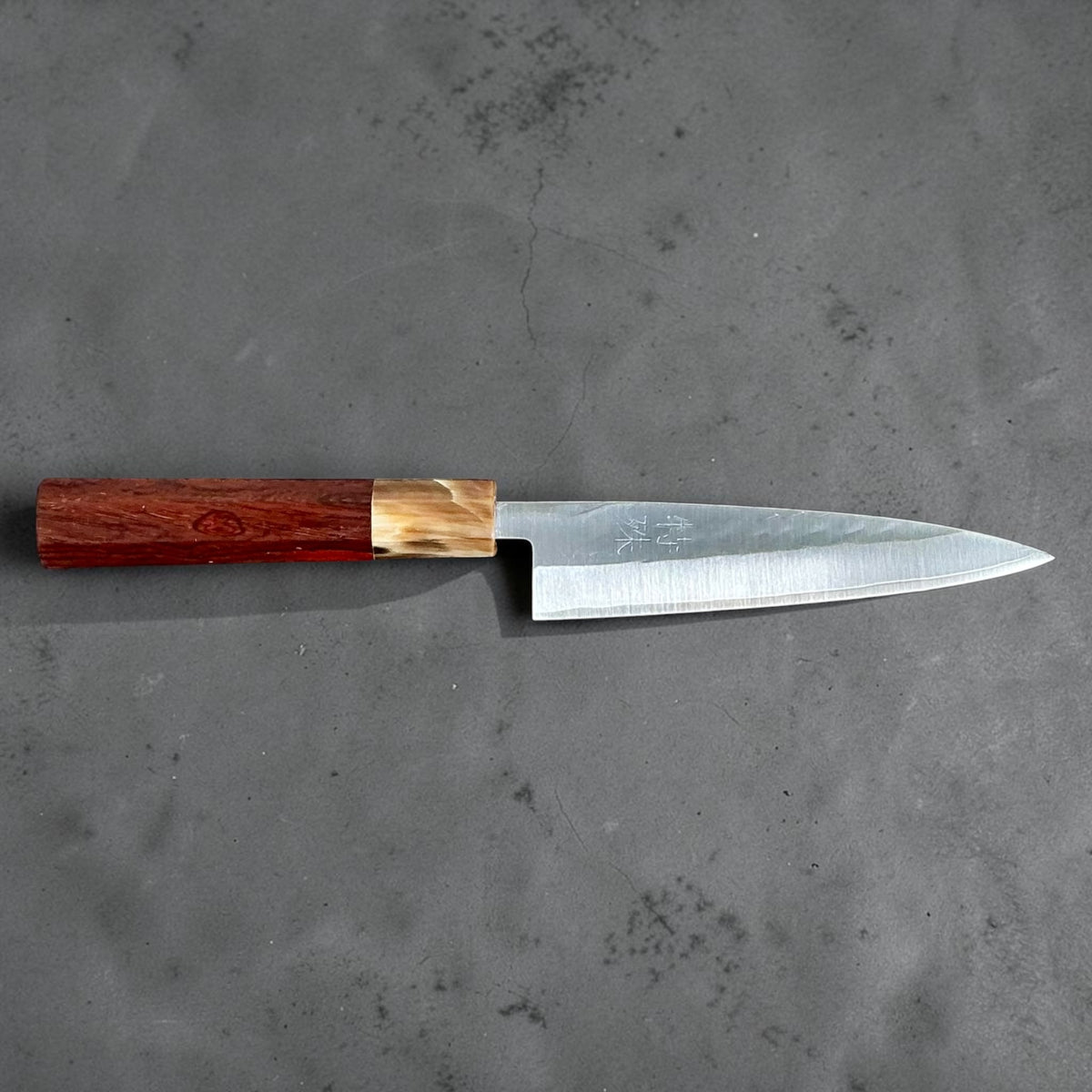Tokushu Knife Hammertone SLD Petty 135mm, palissander & buffelhoorn, profiel van de zijde met gravure #handle_rosewood & buffalo horn