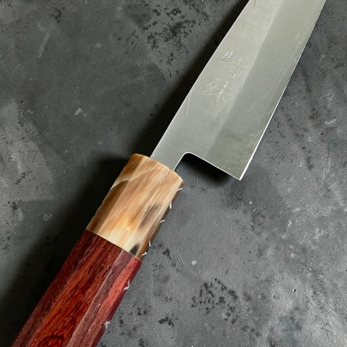 Tokushu Knife Hammertone SLD Petty 135mm, palissander & buffelhoorn, detail van handvat en lemmet #handle_rosewood & buffalo horn