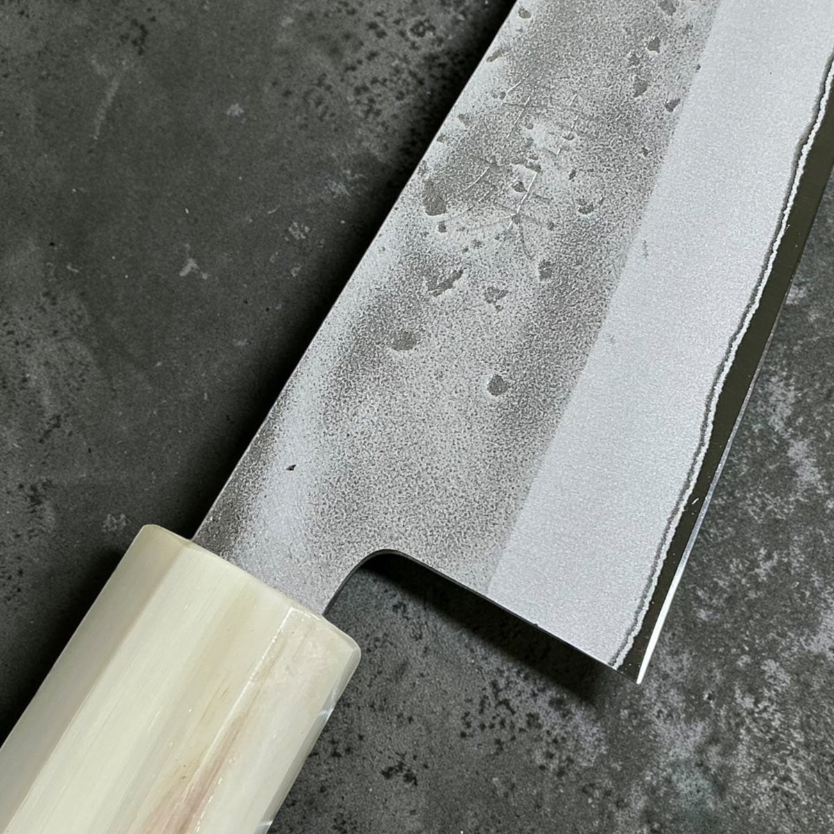 Tokushu Knife Honesuki 150mm Nashiji Blue No. 2 con manico in cipresso e corno, dettaglio della lama e della ghiera in corno #handle_cypress & horn