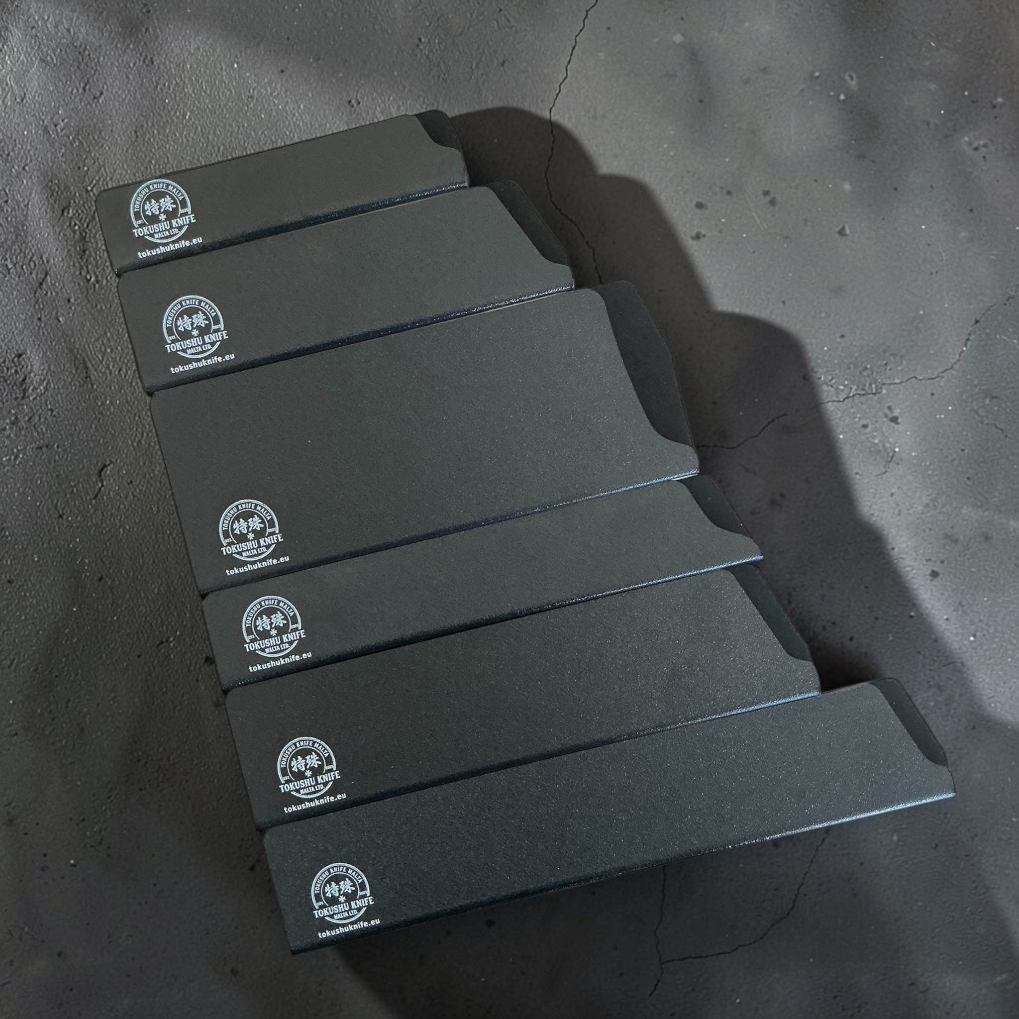 Proteggilama neri Tokushu Knife in diverse misure