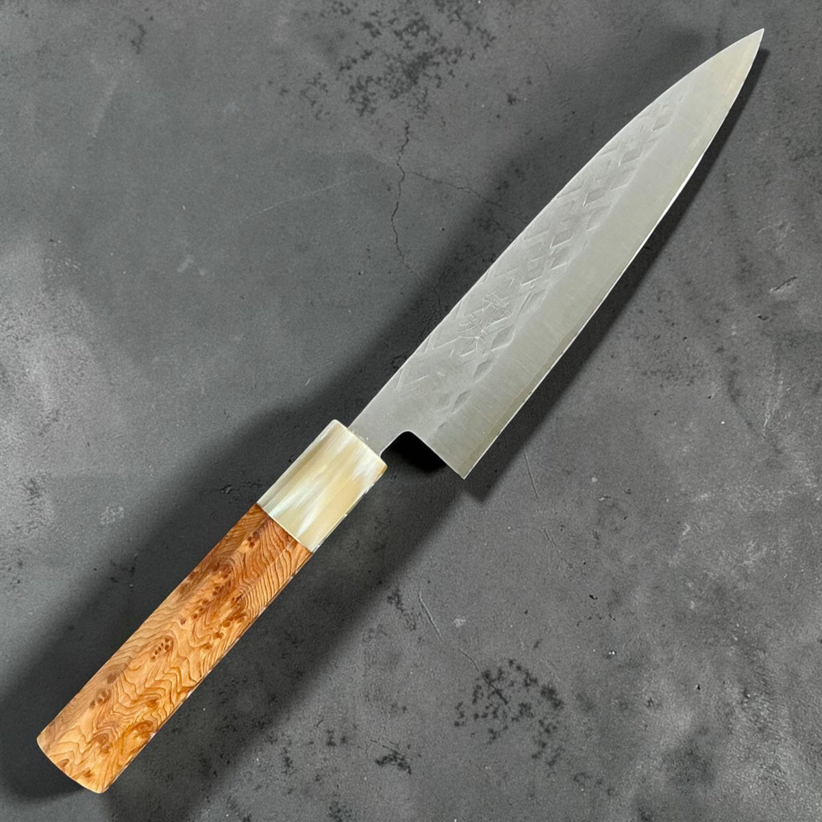 Tokushu Knife Hammertone SLD Hiraki Petty 165mm z rękojeścią z cyprysu i rogu bawolego, widok z przodu #handle_cypress & buffalo horn