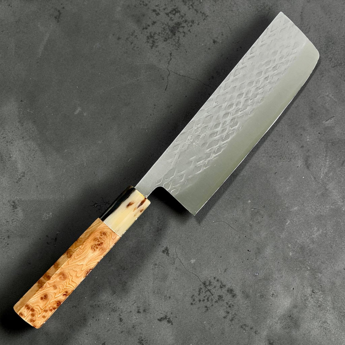 Tokushu Knife Tsuchime SLD 165mm Nakiri avec manche en cyprès et corne de buffle wa, vue de face #handle_cypress & buffalo horn