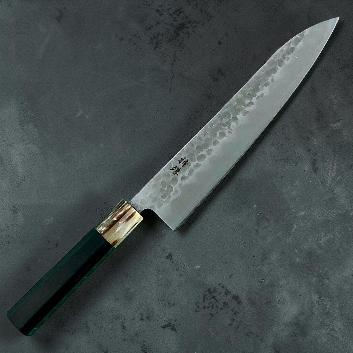Tokushu Knife Tsuchime Gyuto 240mm, ebbenhout & hoorn, voorzijde #handle_ebony & horn