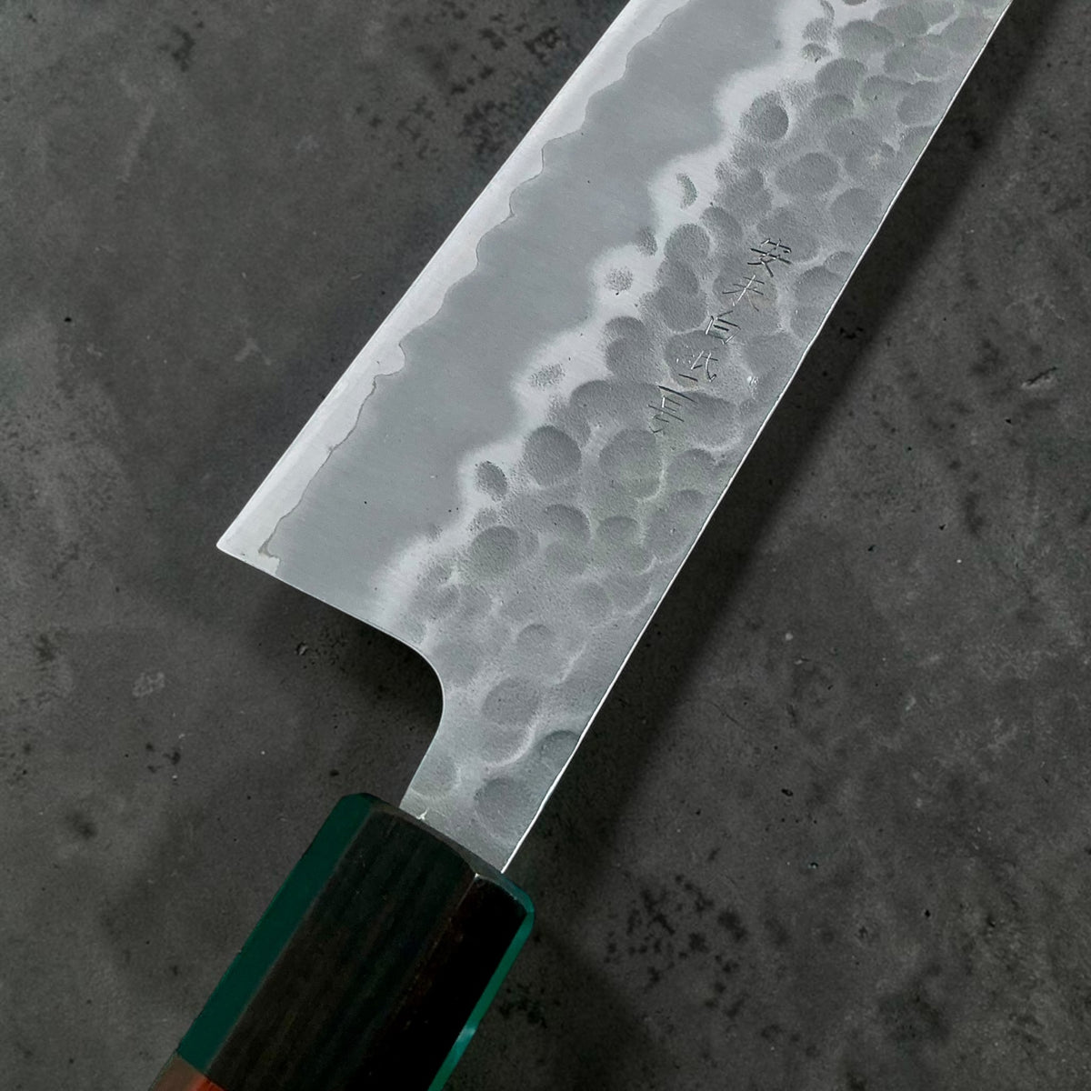 Tokushu Knife Tsuchime Gyuto 240mm, palissander & ebbenhout, lemmetdetail #handle_rosewood & ebony