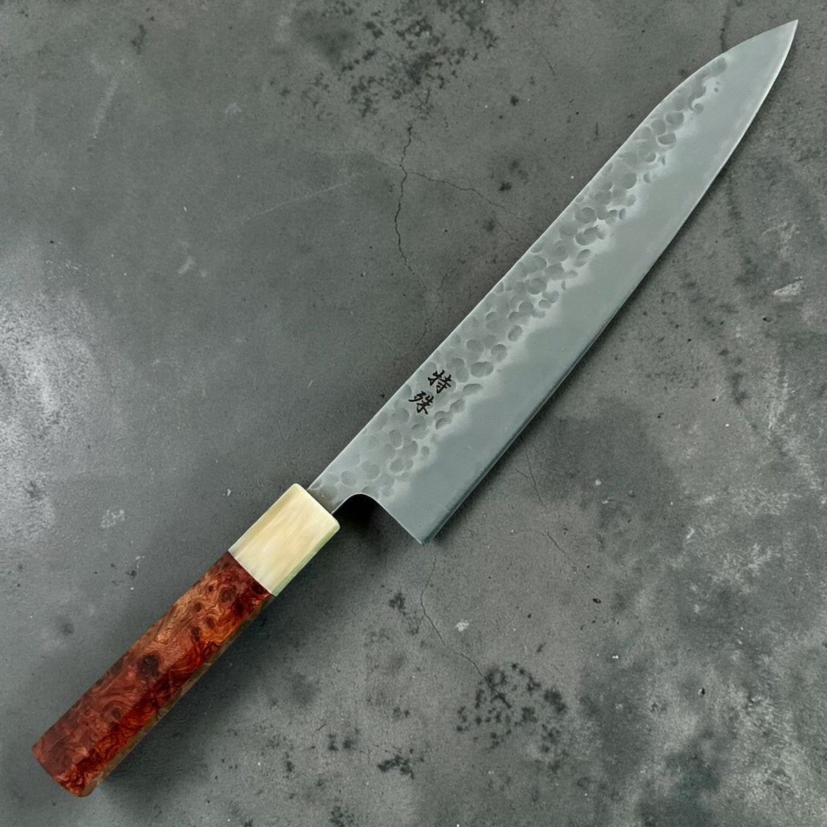 Tokushu Knife Tsuchime Gyuto 240mm con manico wa in palissandro e corno, coltello intero #handle_rosewood & horn