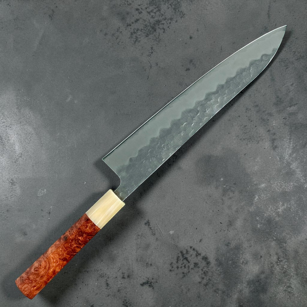 Tokushu Knife Tsuchime Gyuto 240mm, palissander & hoorn, achterzijde #handle_rosewood & horn